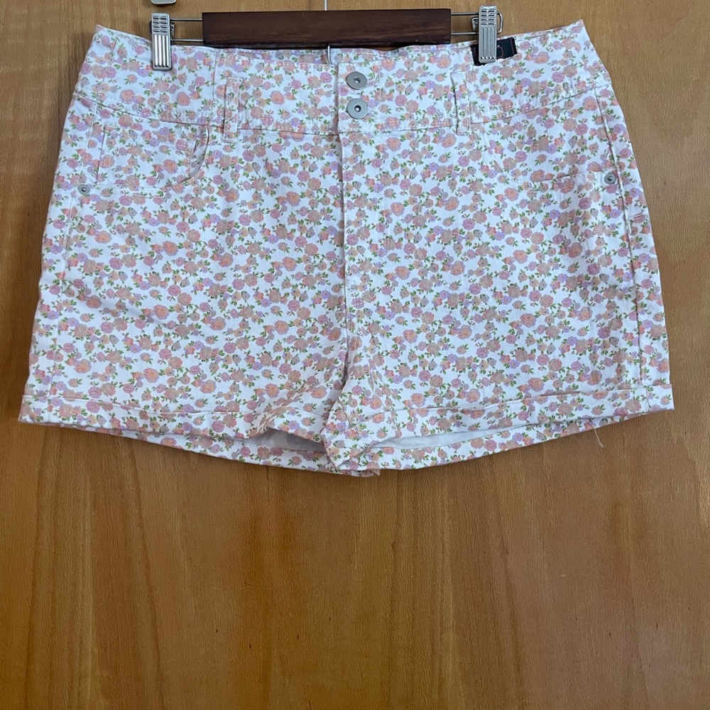 NWT No Boundaries floral denim 5pocket high waisted shorts